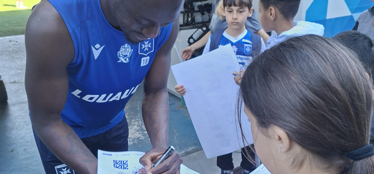 𝗤𝘂𝗮𝗻𝗱 𝗹𝗲𝘀 𝗷𝗼𝘂𝗲𝘂𝗿𝘀 𝗽𝗿𝗼𝘀 𝗼𝘂𝘃𝗿𝗲𝗻𝘁 𝗹𝗲𝘂𝗿𝘀 𝗽𝗼𝗿𝘁𝗲𝘀 𝗮𝘂𝘅 𝗷𝗲𝘂𝗻𝗲𝘀 𝗽𝗮𝘀𝘀𝗶𝗼𝗻𝗻𝗲́𝘀