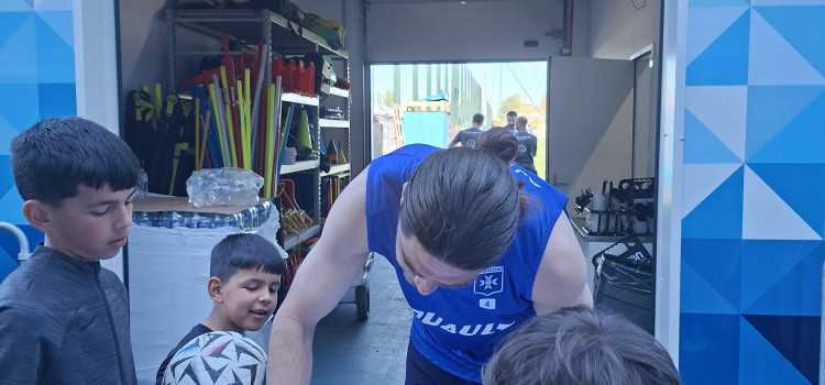 𝗤𝘂𝗮𝗻𝗱 𝗹𝗲𝘀 𝗷𝗼𝘂𝗲𝘂𝗿𝘀 𝗽𝗿𝗼𝘀 𝗼𝘂𝘃𝗿𝗲𝗻𝘁 𝗹𝗲𝘂𝗿𝘀 𝗽𝗼𝗿𝘁𝗲𝘀 𝗮𝘂𝘅 𝗷𝗲𝘂𝗻𝗲𝘀 𝗽𝗮𝘀𝘀𝗶𝗼𝗻𝗻𝗲́𝘀