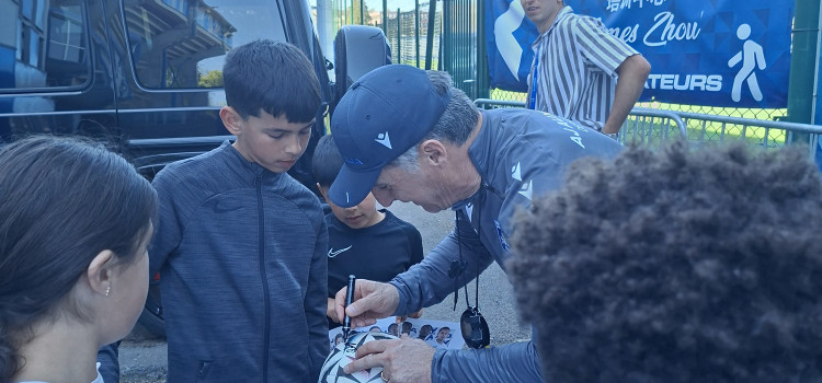 𝗤𝘂𝗮𝗻𝗱 𝗹𝗲𝘀 𝗷𝗼𝘂𝗲𝘂𝗿𝘀 𝗽𝗿𝗼𝘀 𝗼𝘂𝘃𝗿𝗲𝗻𝘁 𝗹𝗲𝘂𝗿𝘀 𝗽𝗼𝗿𝘁𝗲𝘀 𝗮𝘂𝘅 𝗷𝗲𝘂𝗻𝗲𝘀 𝗽𝗮𝘀𝘀𝗶𝗼𝗻𝗻𝗲́𝘀