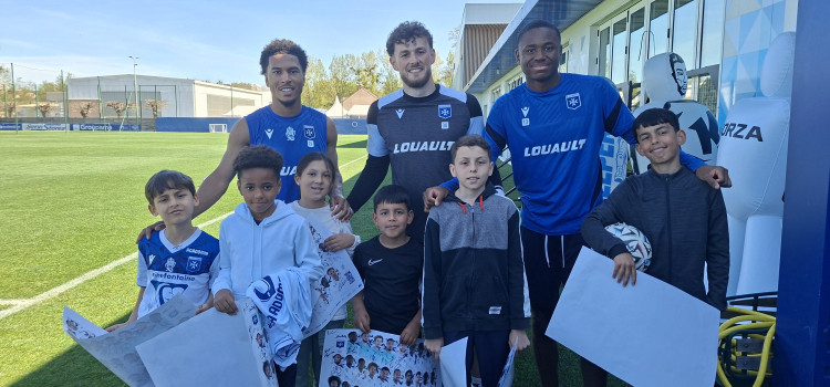 𝗤𝘂𝗮𝗻𝗱 𝗹𝗲𝘀 𝗷𝗼𝘂𝗲𝘂𝗿𝘀 𝗽𝗿𝗼𝘀 𝗼𝘂𝘃𝗿𝗲𝗻𝘁 𝗹𝗲𝘂𝗿𝘀 𝗽𝗼𝗿𝘁𝗲𝘀 𝗮𝘂𝘅 𝗷𝗲𝘂𝗻𝗲𝘀 𝗽𝗮𝘀𝘀𝗶𝗼𝗻𝗻𝗲́𝘀