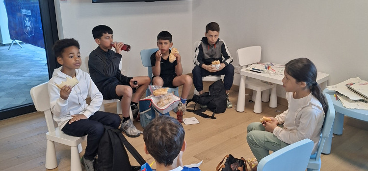 𝗤𝘂𝗮𝗻𝗱 𝗹𝗲𝘀 𝗷𝗼𝘂𝗲𝘂𝗿𝘀 𝗽𝗿𝗼𝘀 𝗼𝘂𝘃𝗿𝗲𝗻𝘁 𝗹𝗲𝘂𝗿𝘀 𝗽𝗼𝗿𝘁𝗲𝘀 𝗮𝘂𝘅 𝗷𝗲𝘂𝗻𝗲𝘀 𝗽𝗮𝘀𝘀𝗶𝗼𝗻𝗻𝗲́𝘀