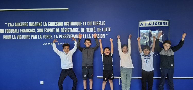 𝗤𝘂𝗮𝗻𝗱 𝗹𝗲𝘀 𝗷𝗼𝘂𝗲𝘂𝗿𝘀 𝗽𝗿𝗼𝘀 𝗼𝘂𝘃𝗿𝗲𝗻𝘁 𝗹𝗲𝘂𝗿𝘀 𝗽𝗼𝗿𝘁𝗲𝘀 𝗮𝘂𝘅 𝗷𝗲𝘂𝗻𝗲𝘀 𝗽𝗮𝘀𝘀𝗶𝗼𝗻𝗻𝗲́𝘀