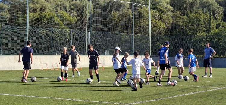 Pendant l'entraînement des enfants au Centre de Formation.