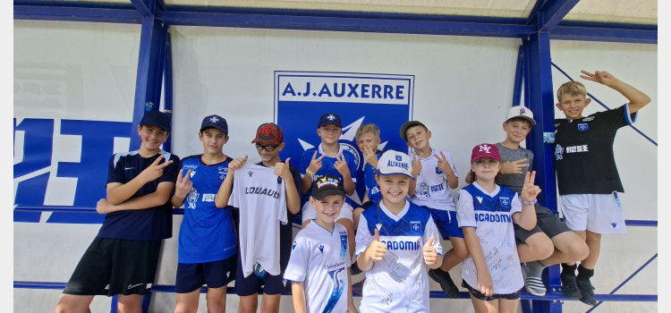 Les enfants très heureux de se retrouver en VIP à l'AJA.