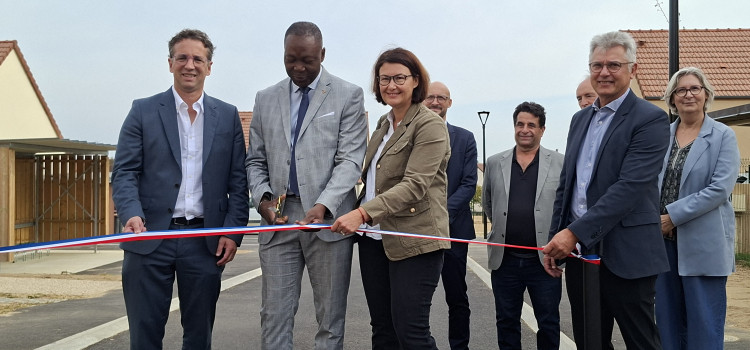 De gauche à droite, Mathieu Debain, président de la CA ; Magloire Siopathis, maire d'Appoigny ; Karine Julien-Elkaïm, présidente du Comité Exécutif de Polylogis ; Cédric Loret, Directeur Général délégué de Polylogis ; Nacer Agoulmine, architecte ; Vincent Vallé, ancien président d'AuxR_Logis ; Éric Campoy, Directeur Général d'AuxR_Logis ; Manuella Inès, Directrice de la DDT de l'Yonne.