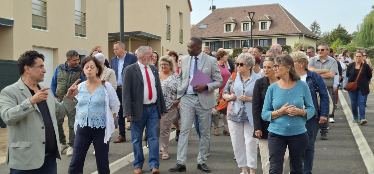 L'architecte Nacer Agoulmine a présenté la conception lors d'une déambulation dans le lotissement.