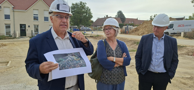 Christophe Bonnefond, maire de Venoy, attendait la délégation sur le chantier de la résidence Les Jardins d'Égriselles.