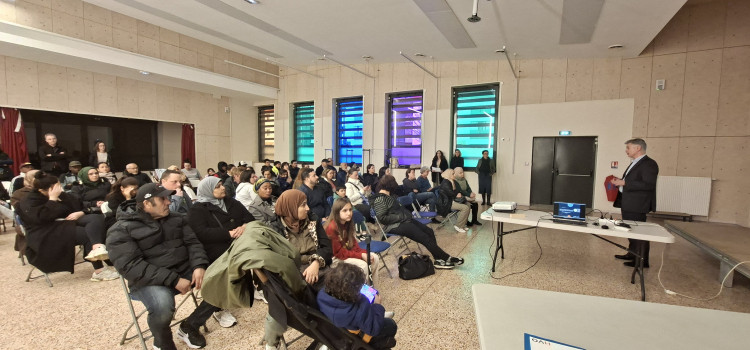 Une soixantaine d'habitants des Tours 14 et 22 d'Auxerre, sont venues se renseigner sur la démolition de leurs bâtiments et leur relogement.